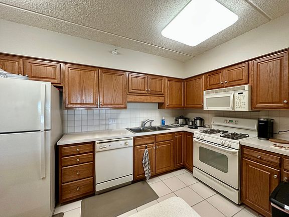5th image of 770 Pearson St APT 605