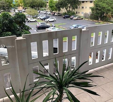 4th image of 919 Hillcrest Dr APT 305