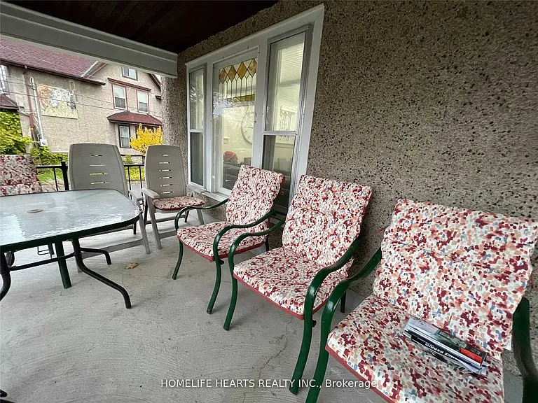 4674 Eastwood Cres — Photo 6