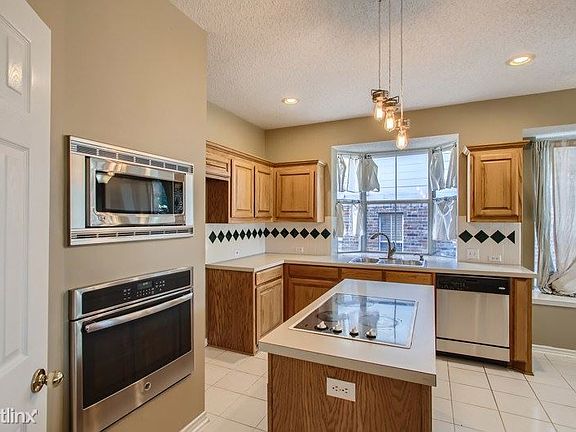 4th image of 2202 Knob Hill Dr