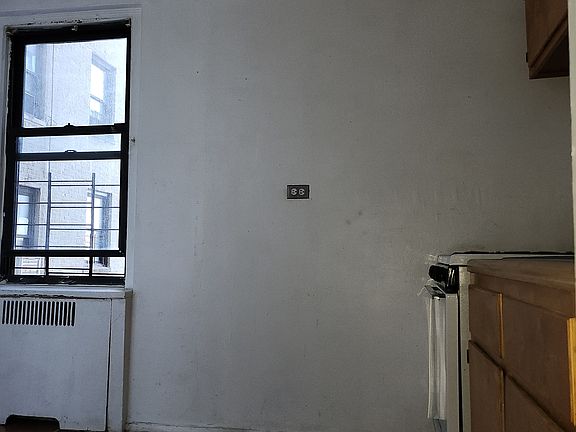 5th image of 831 Gerard Ave APT 4A