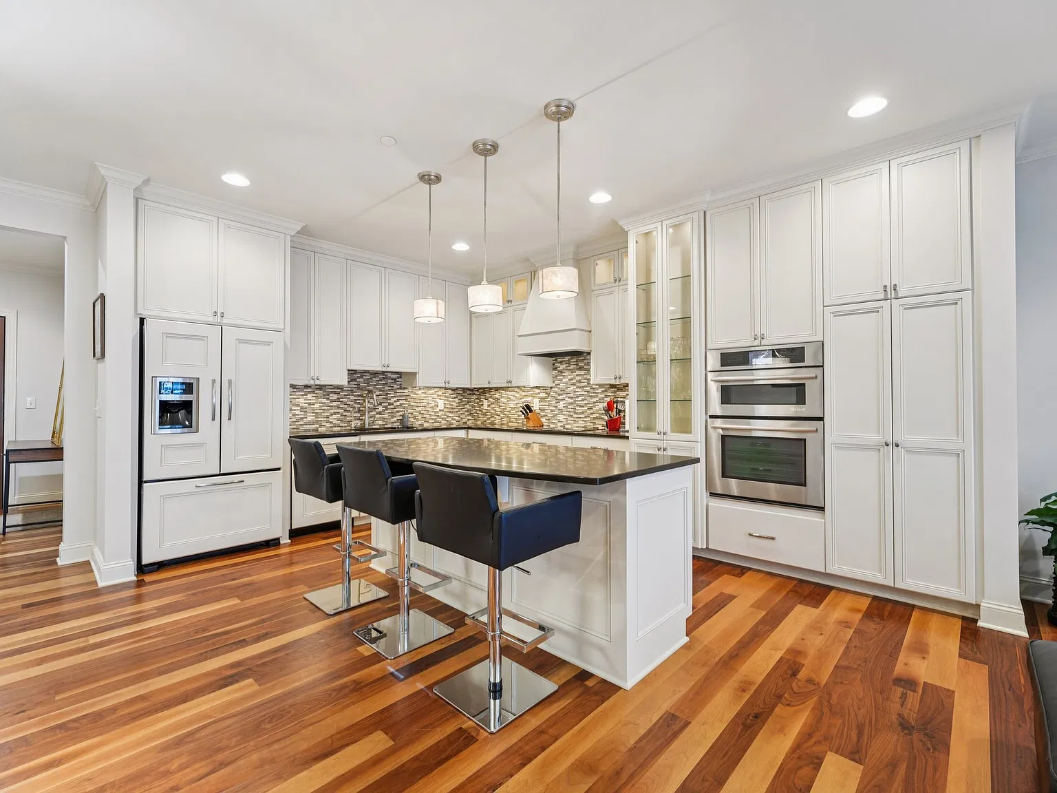 2 bed, 1300 sqft, $4,500 — Photo 3
