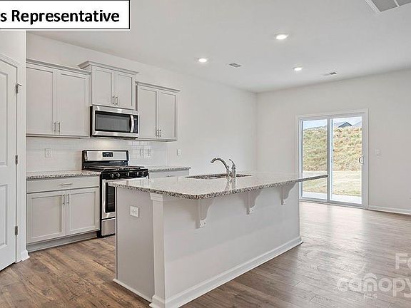 4th image of 105 Giant Oak Ave
