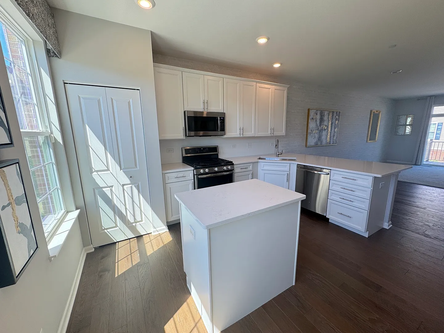 3 bed, 2.5 bath, 1894 sqft, $3,100 — Photo 4