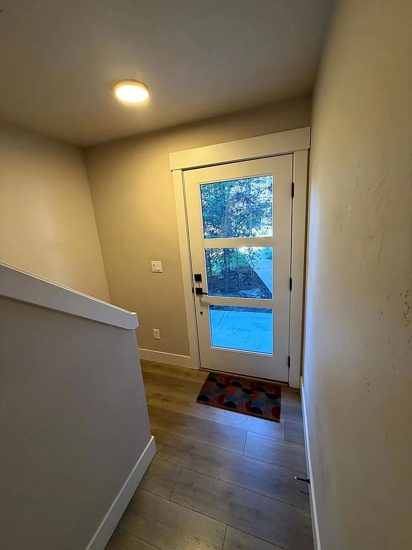 Modern 3 Bedroom Townhome in NE Bend Landscaping & Snow Removal Included! — Photo 4