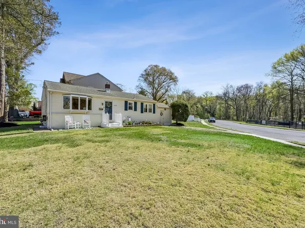 499 Lakeview Dr, Runnemede, NJ 08078