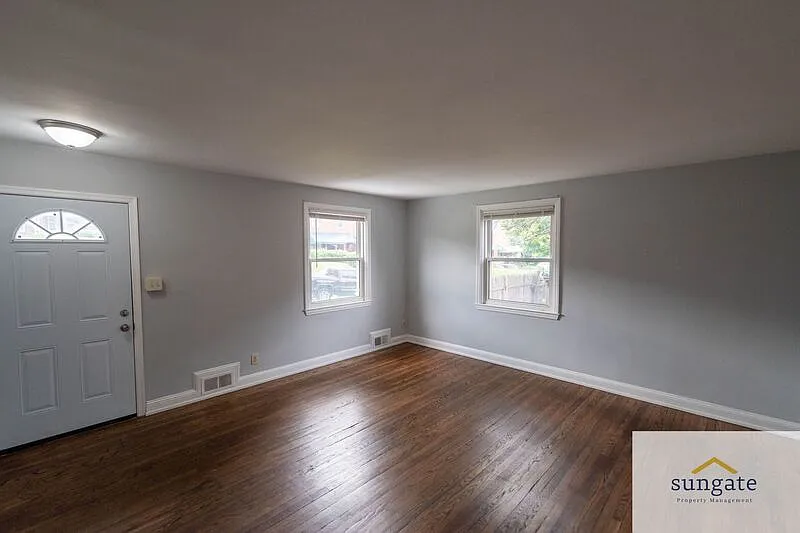 3 bed, 2.0 bath, 1302 sqft, $2,100 — Photo 3