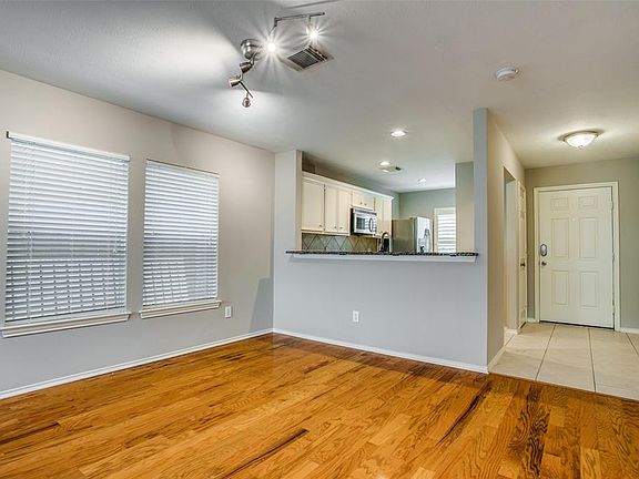 5th image of 742 Redwing Park Dr