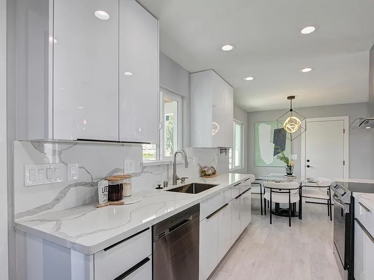 5530 Kenneth Ave — Photo 7