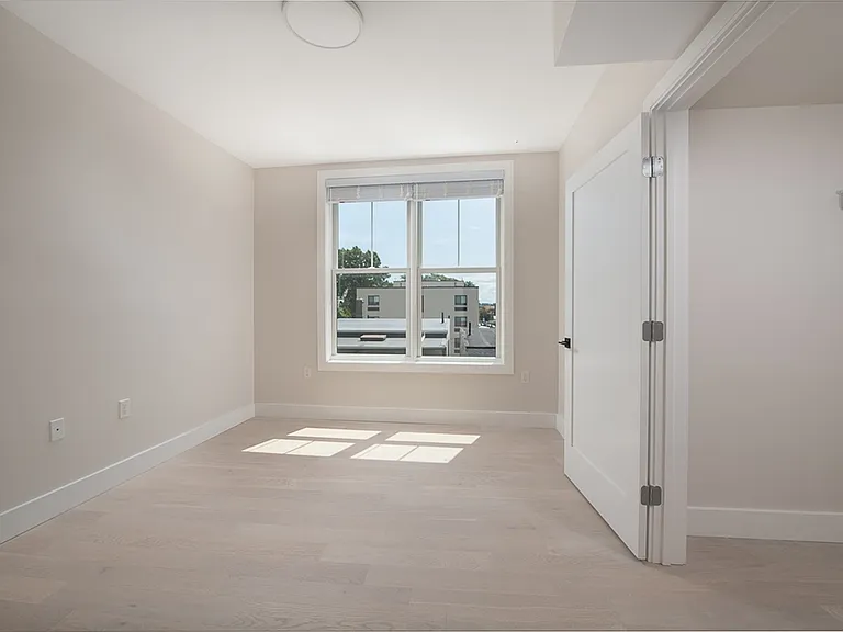 425 Border St #201 — Photo 14