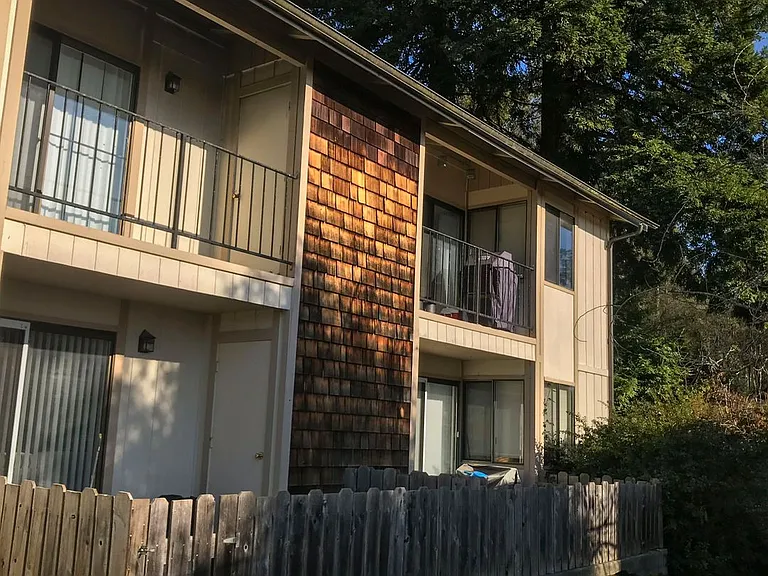 423-425 Bayside Ct — Photo 4