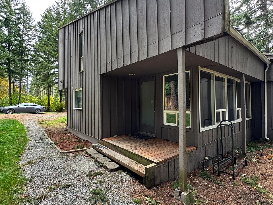 17941 Overlake Ct SE