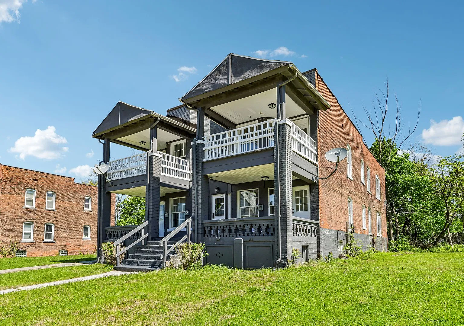 Charming 4-Bedroom Unit in Prime Location — Photo 3