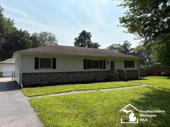 8890 Woodside Dr, Temperance, MI 48182