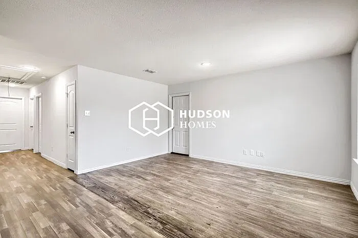 3 bed, 2.0 bath, 876 sqft, $1,249 — Photo 3