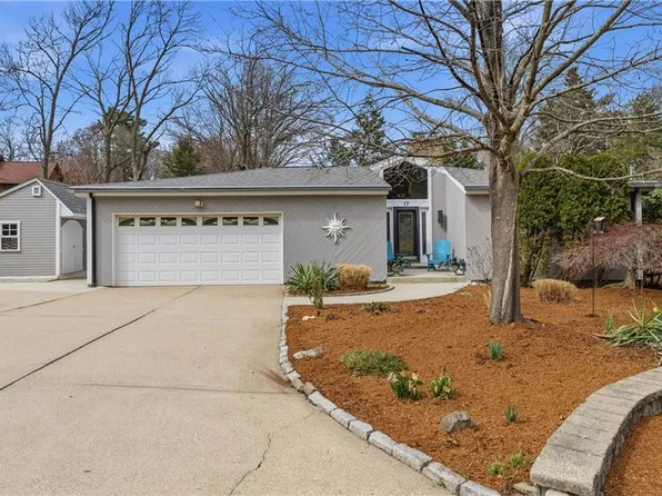 17 Morpheus Dr, Cumberland, RI 02864