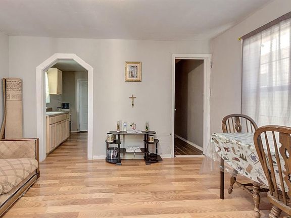 Spacious 1 bedrooms with a nice floorplan!