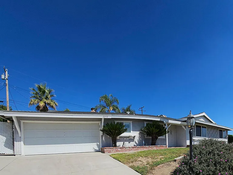 2272 Toluca Dr — Photo 2