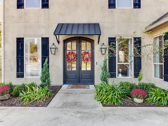 3rd image of 301 La Villa Cir