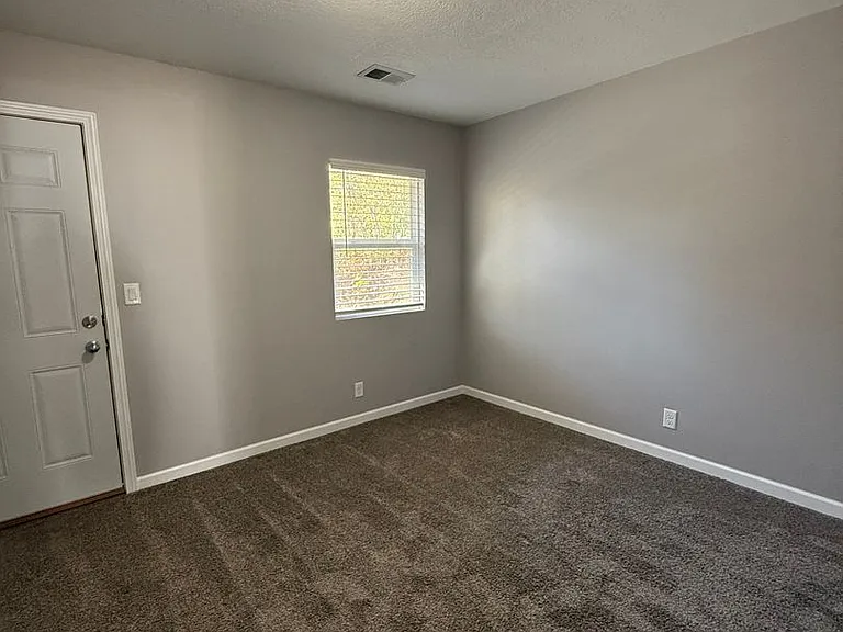 1014-1020 Oneida Ave — Photo 3