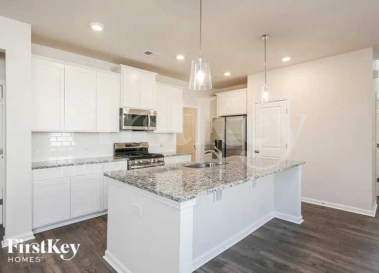534 Hillpark Ln — Photo 6