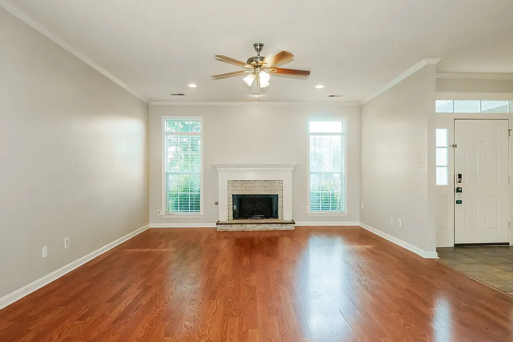 3 bed, 2.0 bath, 1900 sqft, $2,055 — Photo 4