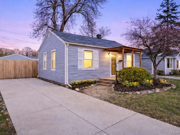 569 E Guthrie Ave, Madison Heights, MI 48071