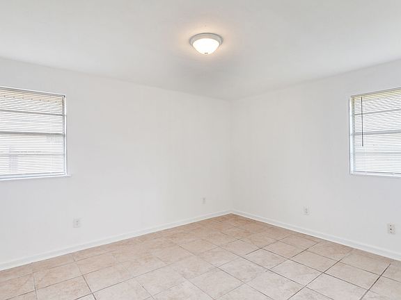 5th image of 4811 Brittany Ct