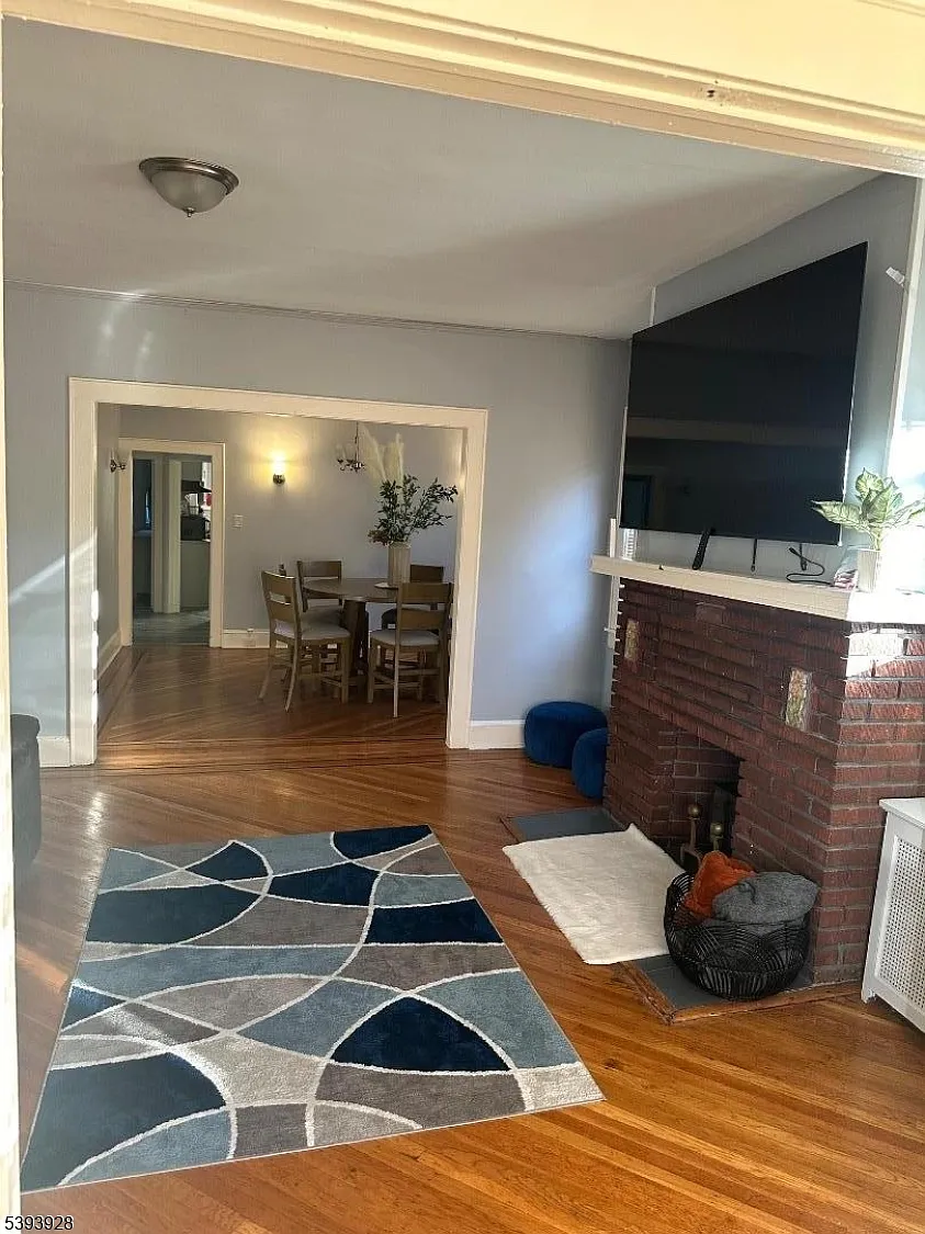 3 bed, 1.0 bath, $2,500 — Photo 2