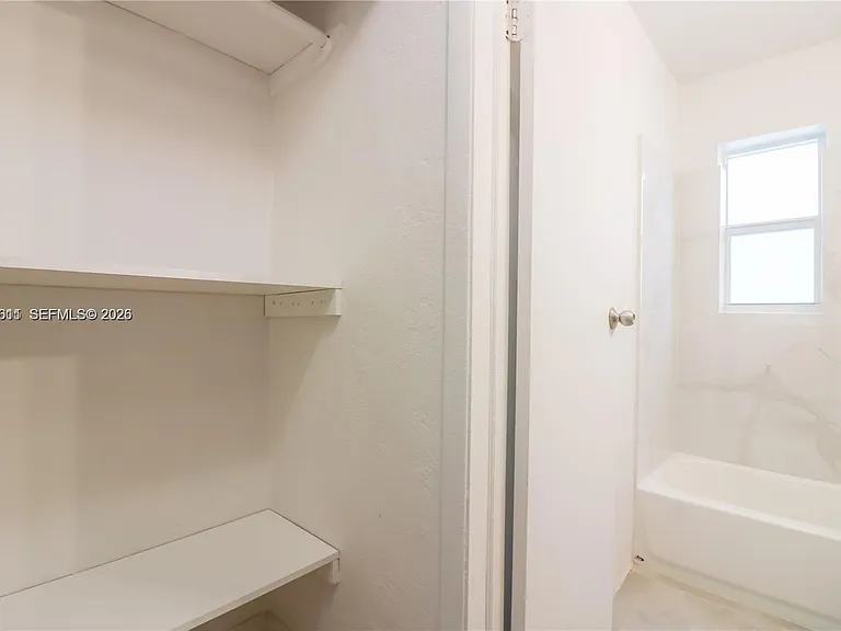 716 NE 8th St #4 — Photo 5