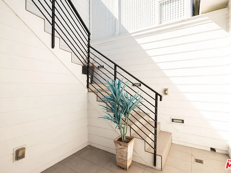 531 N Stanley Ave — Photo 34