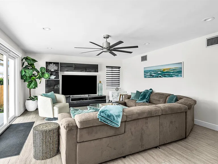 39 Castle Harbor Isle Dr — Photo 12