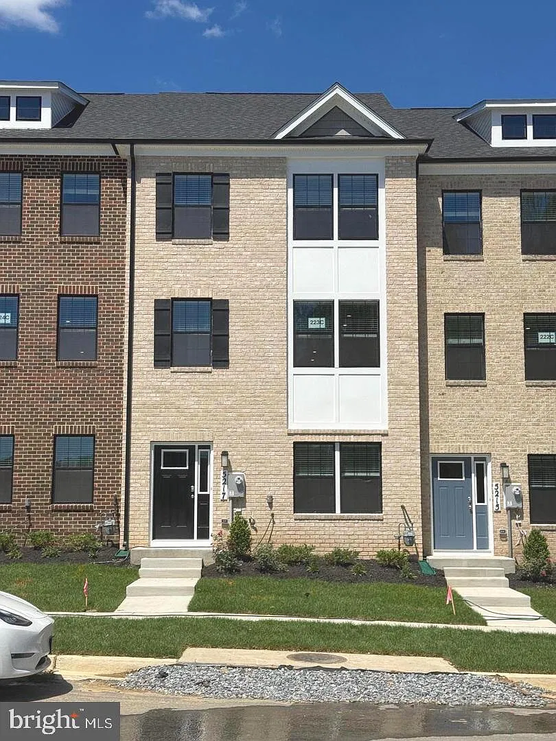 4 bed, 3.0 bath, $3,400 — Photo 1