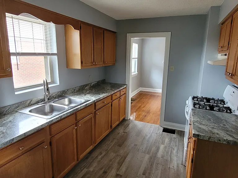 814 W 34th St — Photo 13