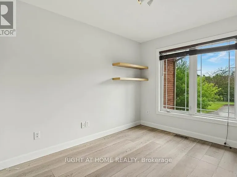 2064 Dunollie Cres — Photo 11