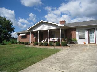 1215 McIntosh Ln, Pinnacle, NC 27043