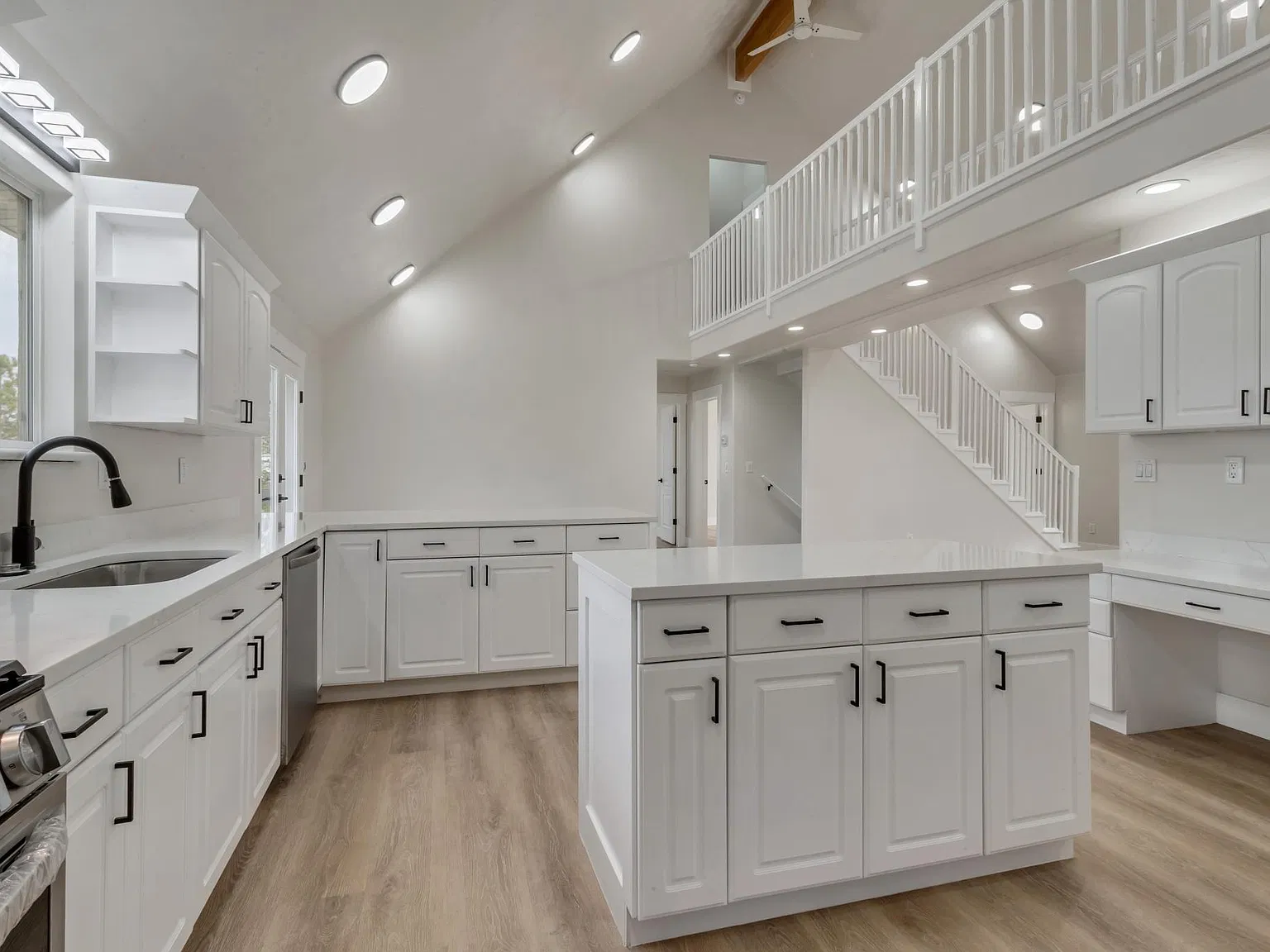 7 bed, 3.5 bath, 5800 sqft, $4,995 — Photo 2