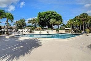 4th image of 10301 Greenbriar Ct