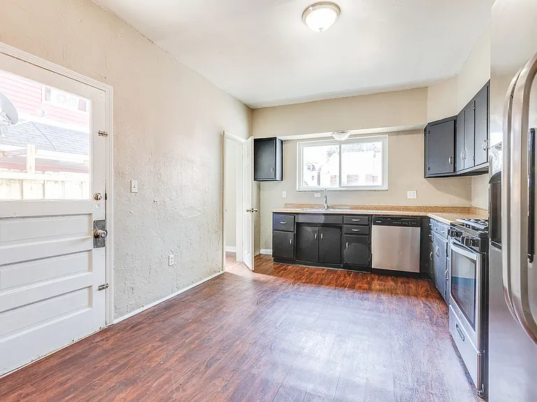 2120 Salisbury St S — Photo 15