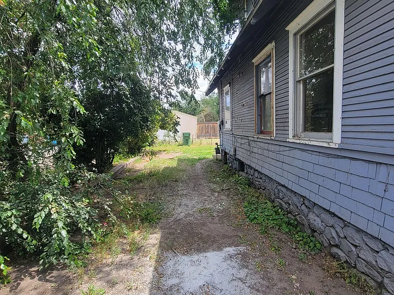 2112 N Astor St — Photo 11