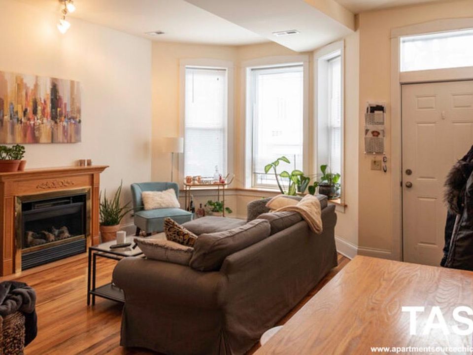 2nd image of 1935 N Wood St #1S