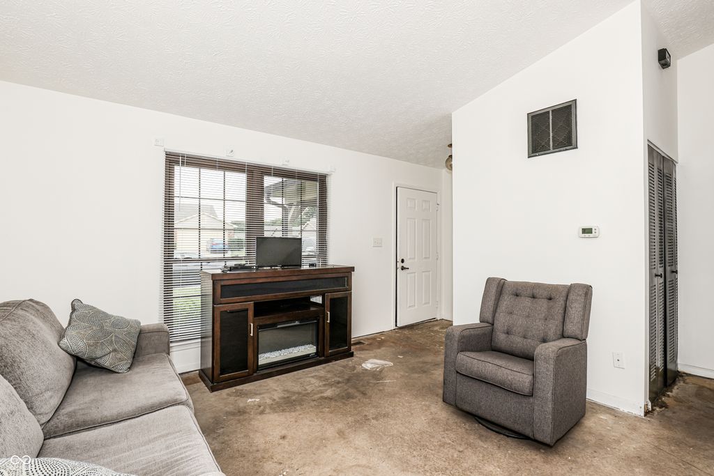 1804 Queensbridge Cir, Indianapolis, IN - View 5