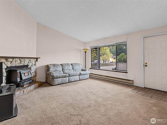 3rd image of 214 Tacoma Boulevard N