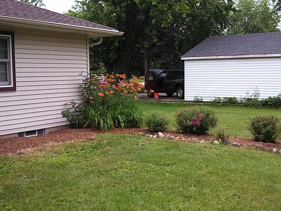 4th image of W162N9795 Mayflower Dr