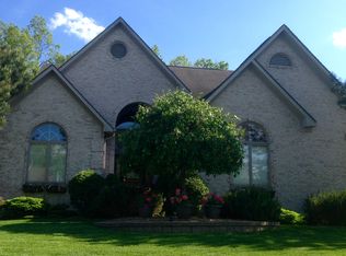 25348 Pleasant Creek Dr, Brownstown, MI 48134