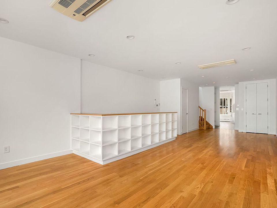 1st image of 22 Greenwich Ave #1