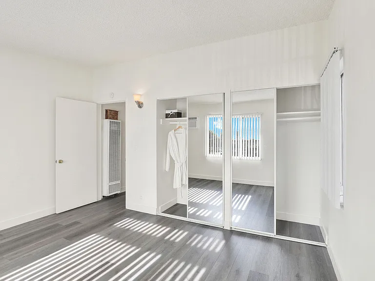 Serrano Apartments — Photo 20