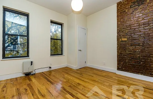 Rented by EXR | media 10