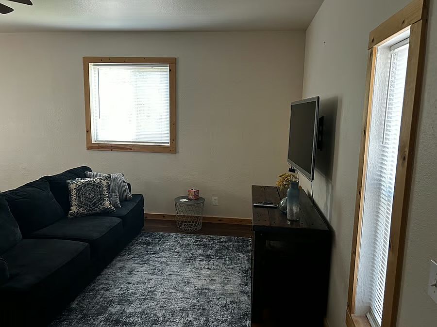 1st image of 538 W 11th Ave