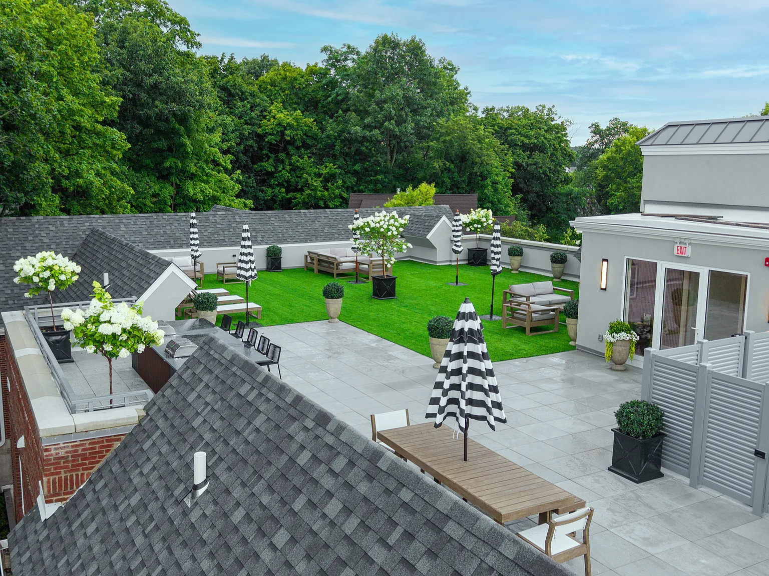 2 bed, 968 sqft, $5,850 — Photo 4